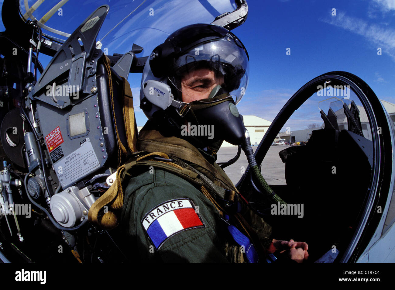 France Bouches du Rhône les pilotes d'essai de nouvelles lutte casque  topsight® extand avionique (Mirage 2OOO) sur la base de l'Armée de l'Armée  de l'air dans Photo Stock - Alamy