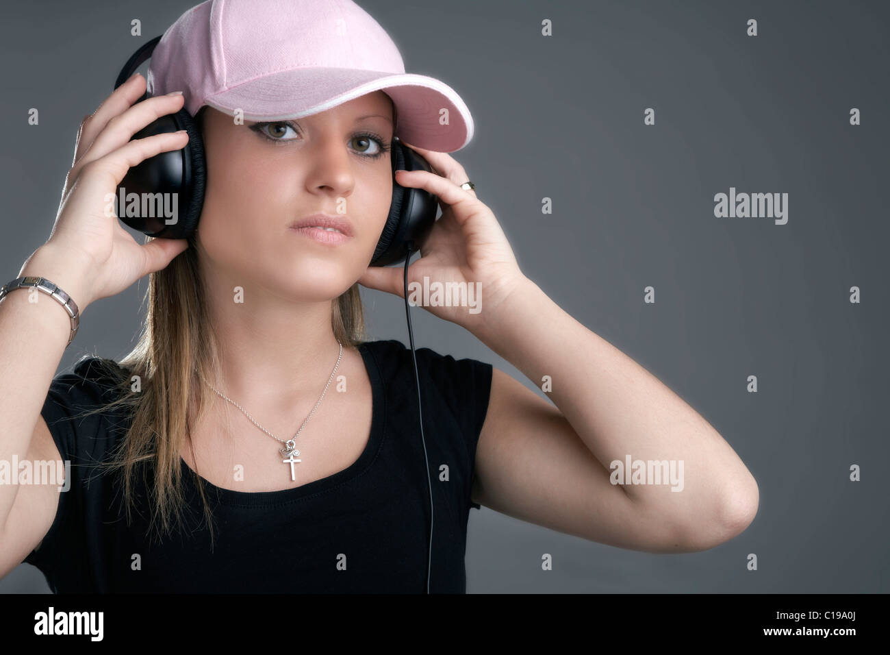 Portrait D'une Belle Fille Dans Une Casquette De Baseball Sur Le Fond D'une  Vieille Voiture Image et Photographie Gratuites 199032509.