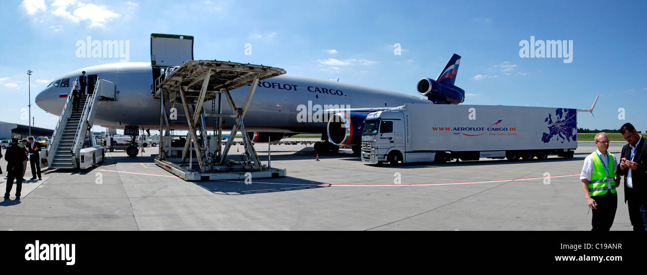 Fret aérien de chargement dans un Boeing MD 11 d'Aeroflot, Frankfurt/Hahn Airport, Lautzenhausen, Rhénanie-Palatinat Banque D'Images