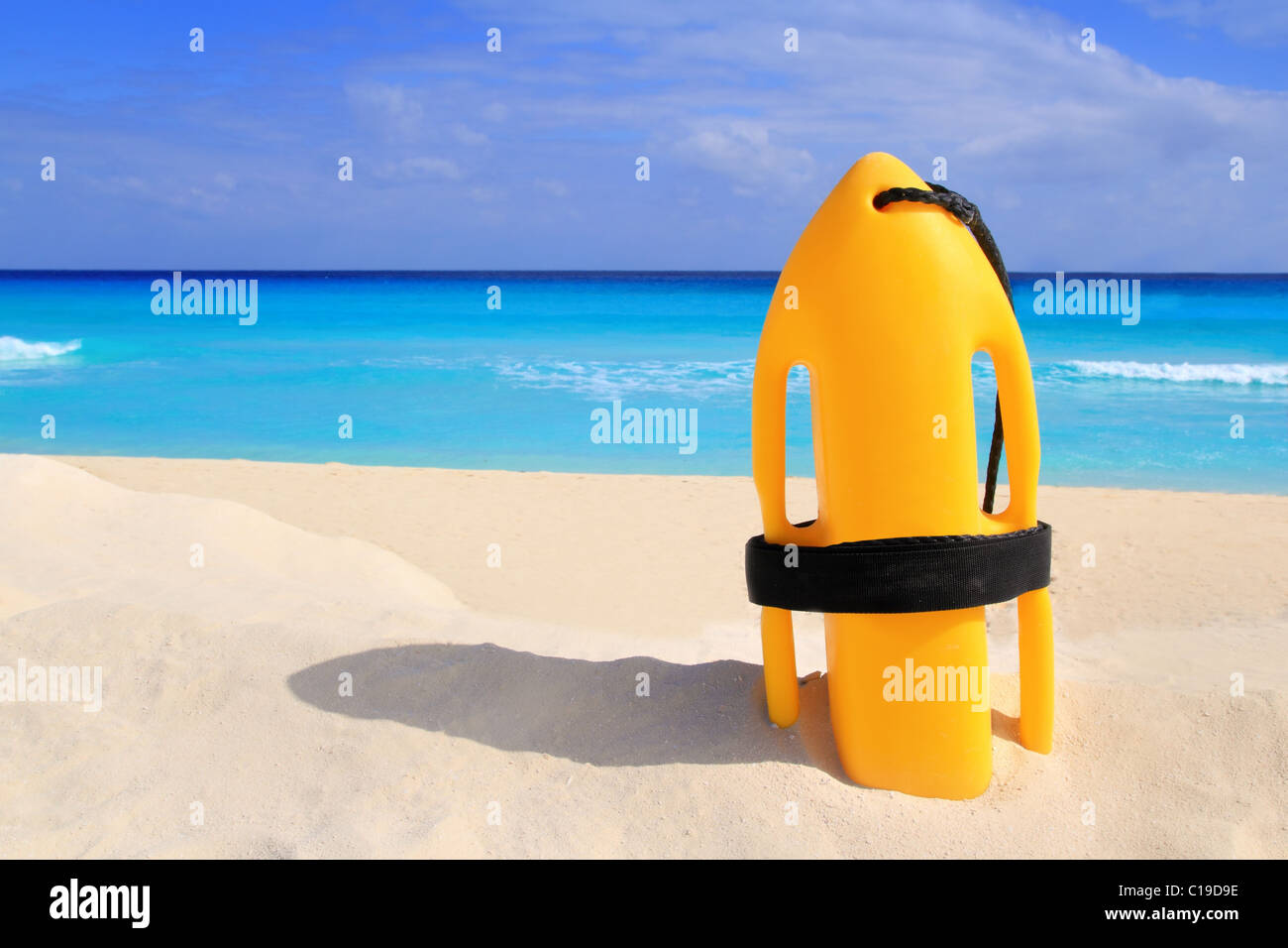 Bouée de sauvetage Baywatch jaune sur la plage tropicale de la mer des Caraïbes Banque D'Images