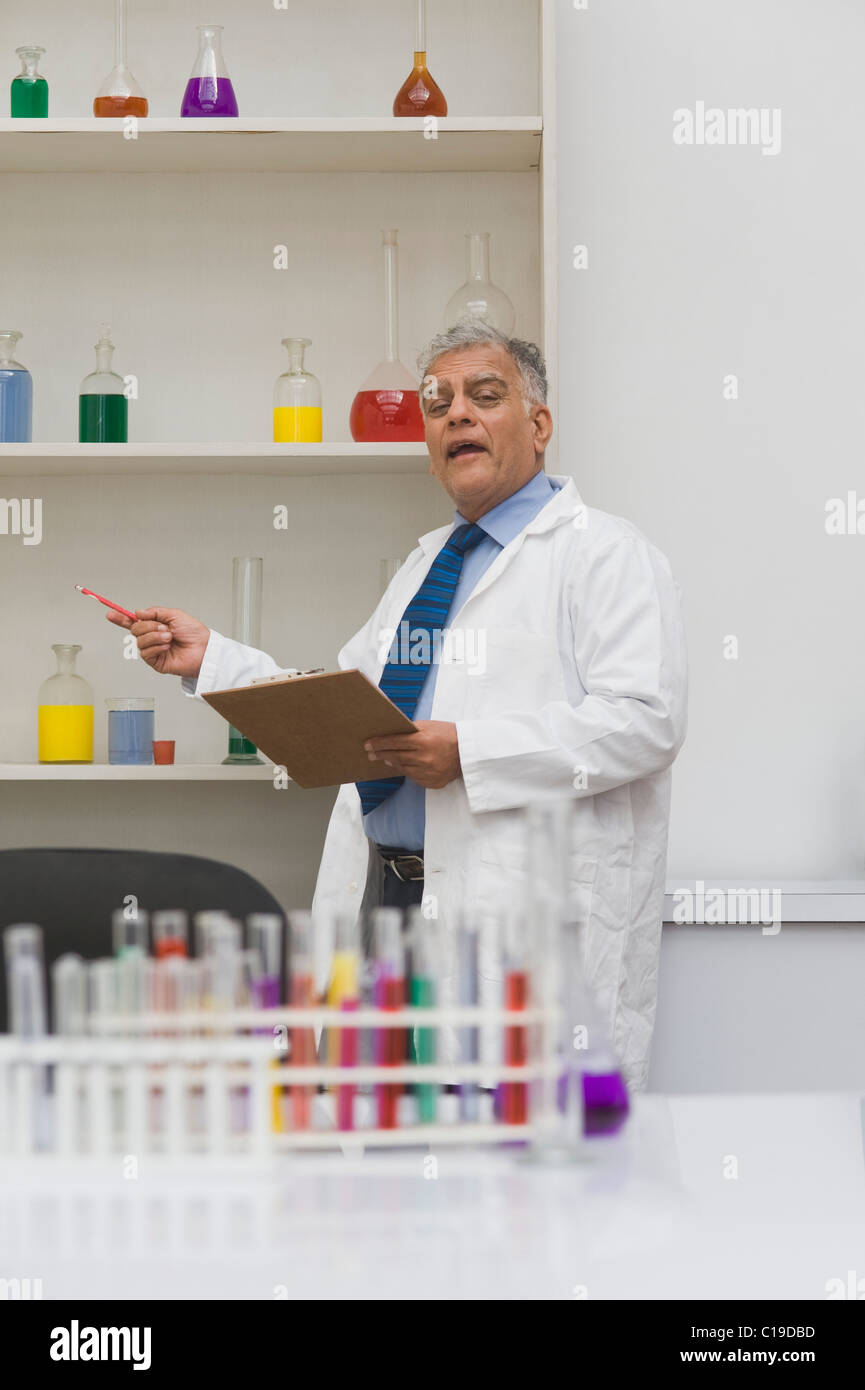 Scientist doing expérience scientifique dans un laboratoire Banque D'Images