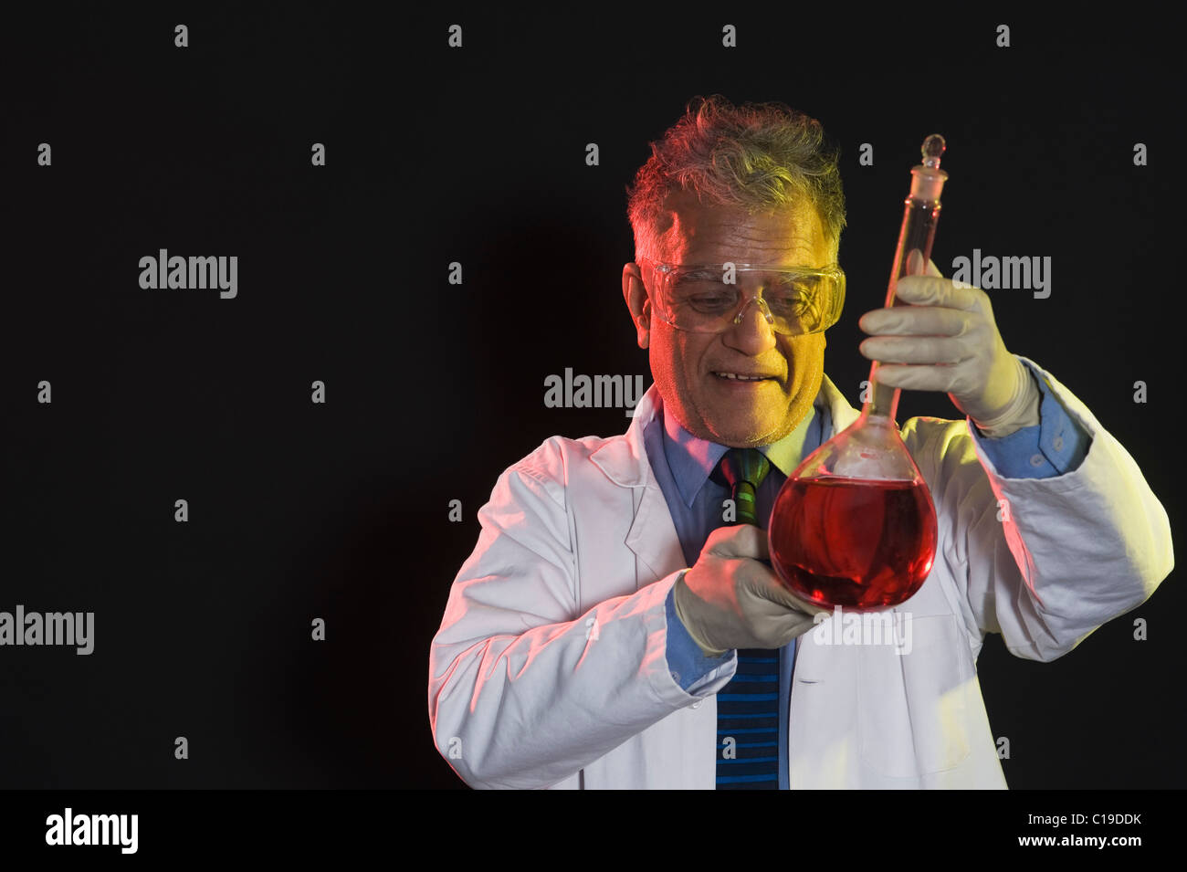 Scientist holding une fiole chimique Banque D'Images