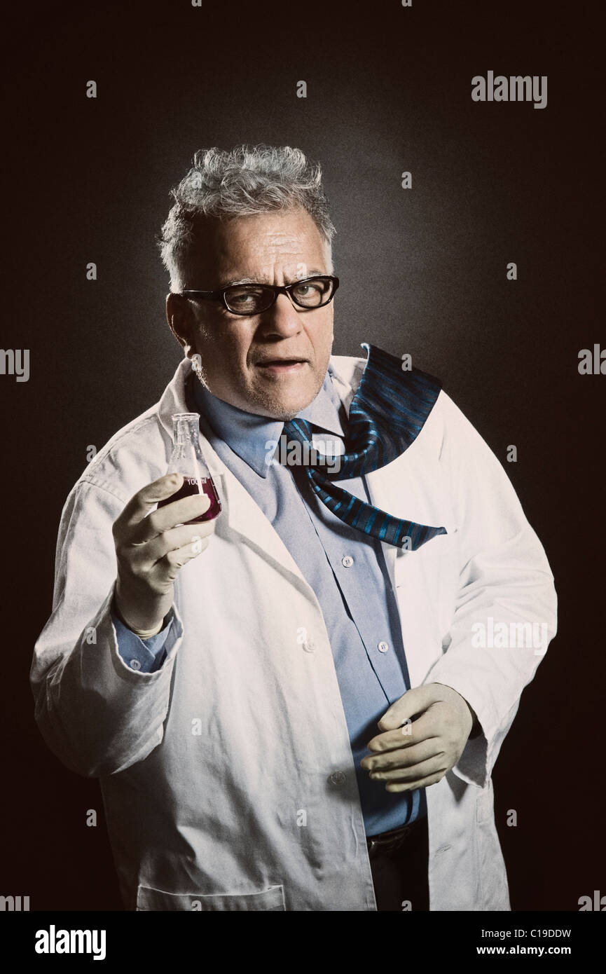 Scientist holding une fiole chimique Banque D'Images