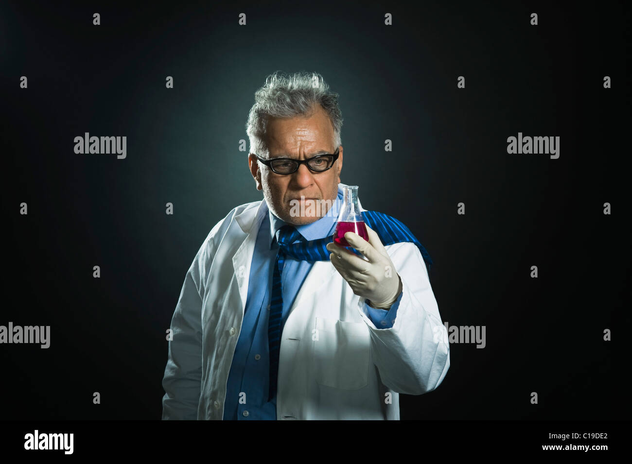 Scientist holding une fiole chimique Banque D'Images