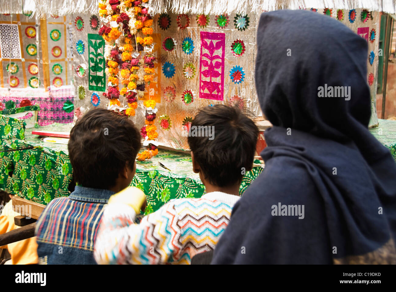 Les gens debout à côté d'un décoré Tazia pendant Muharram, Jama Masjid, Delhi, Inde Banque D'Images