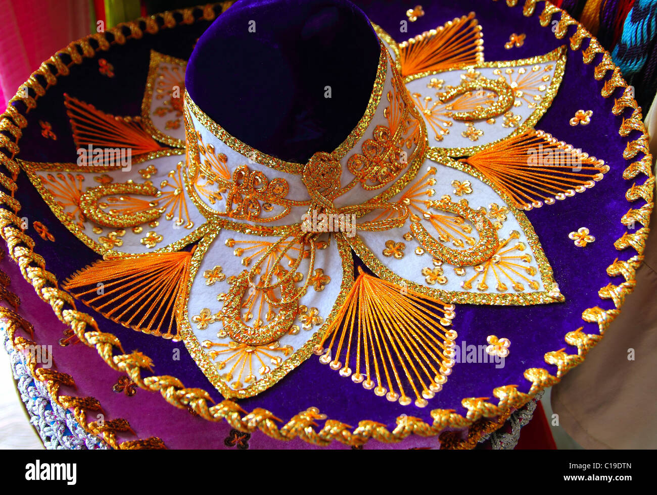 Charro mexicain mariachi violet bleu et broderie d'or Banque D'Images