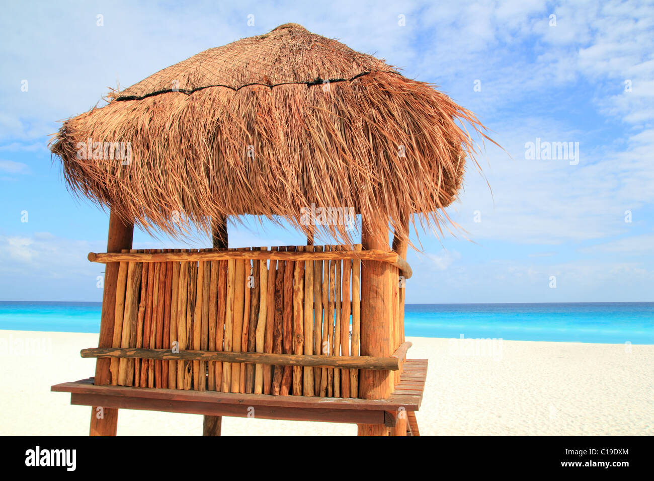 Bois de baywatch brown house à Cancun beach hut palapa toit ouvrant Banque D'Images