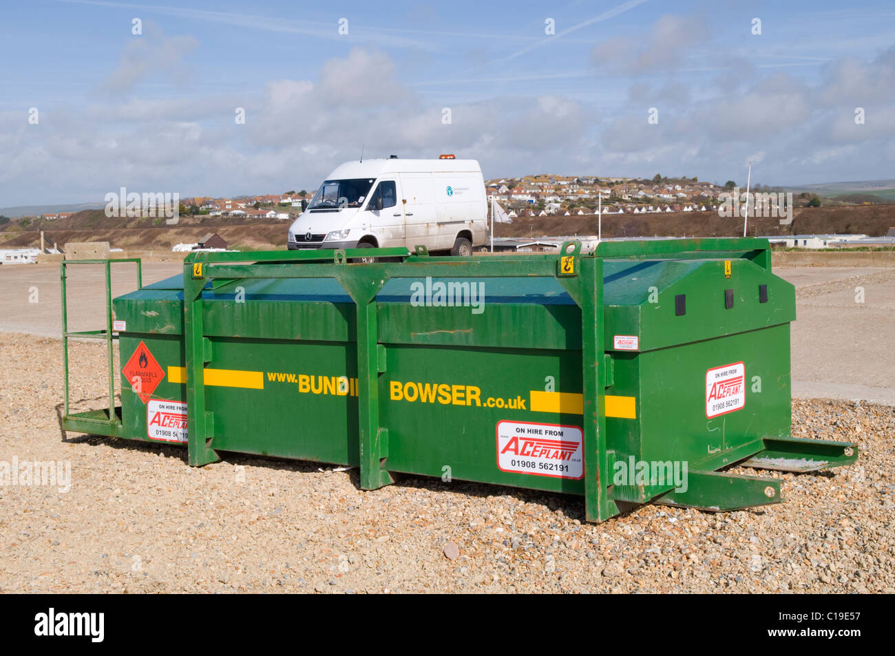 Un carburant diesel de rétention Bowser utilisé pour le ravitaillement des usines sur une plage à Seaford, East Sussex, UK Banque D'Images