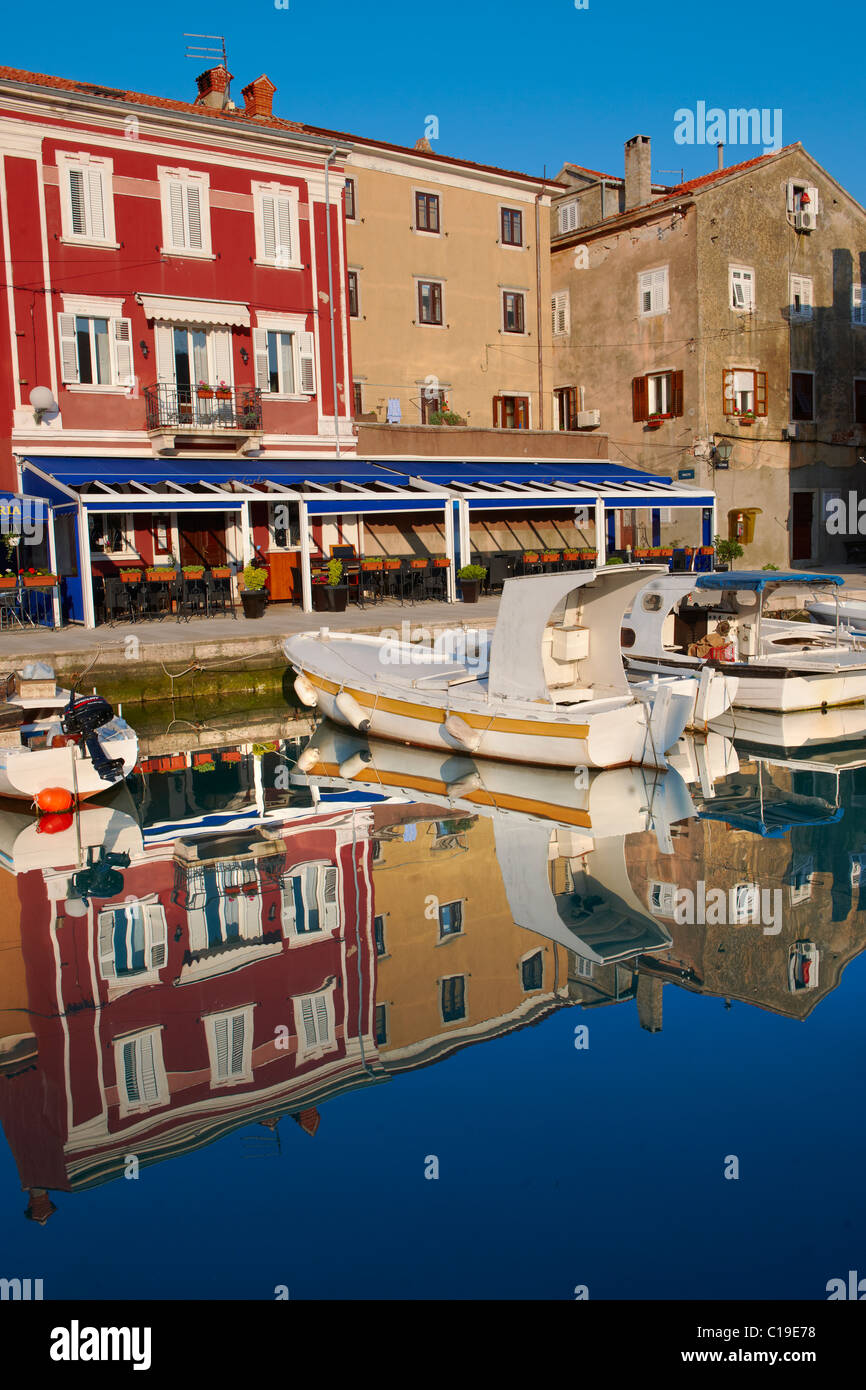 Le port de la vieille ville de Cres avec de petits bateaux locaux fising, Ile de Cres, Croatie Banque D'Images