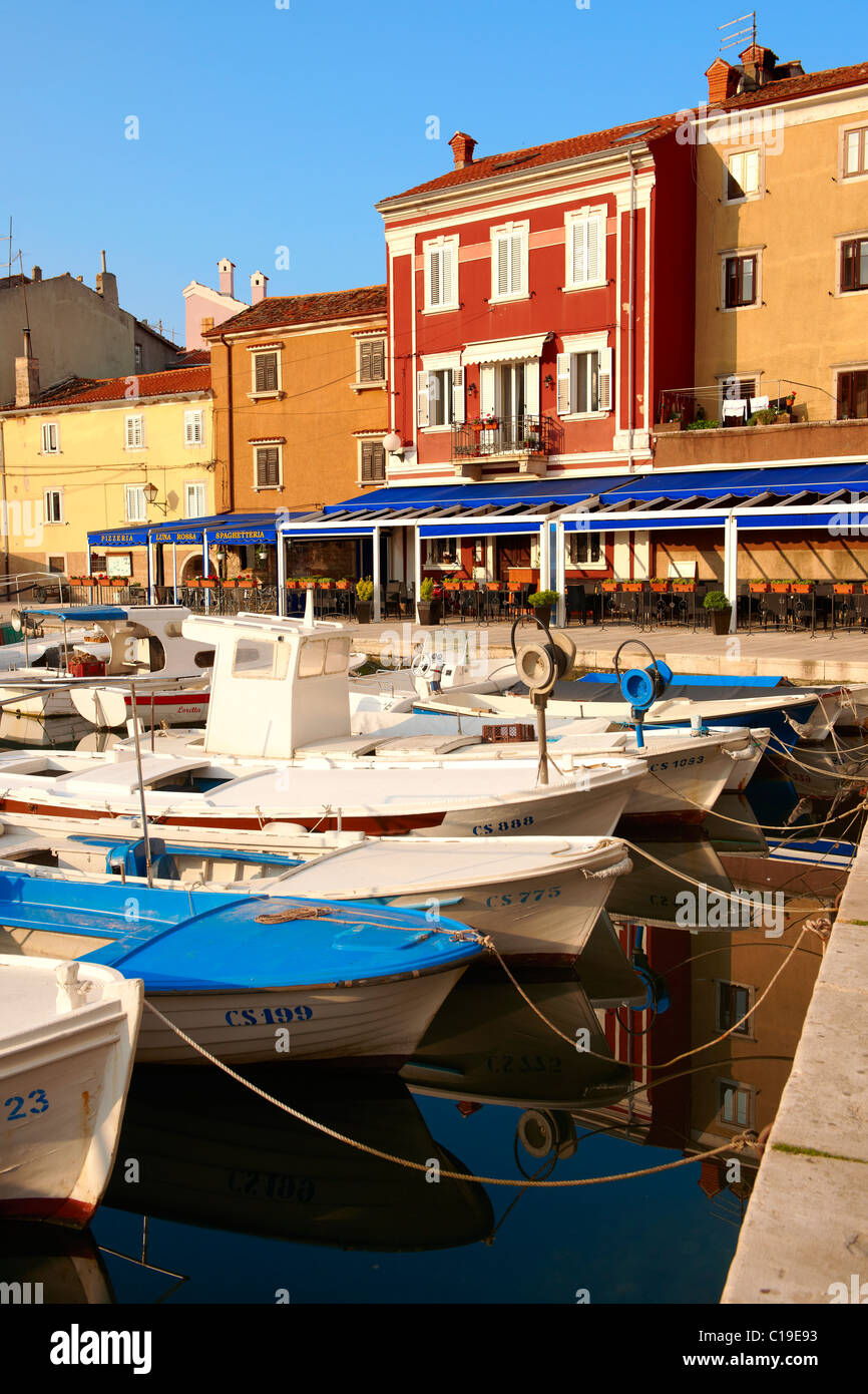 Le port de la vieille ville de Cres avec de petits bateaux locaux fising, Ile de Cres, Croatie Banque D'Images