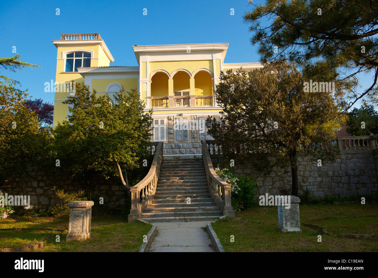 Villa avec vue sur la baie de l'île de Cres, Cres, Croatie Banque D'Images