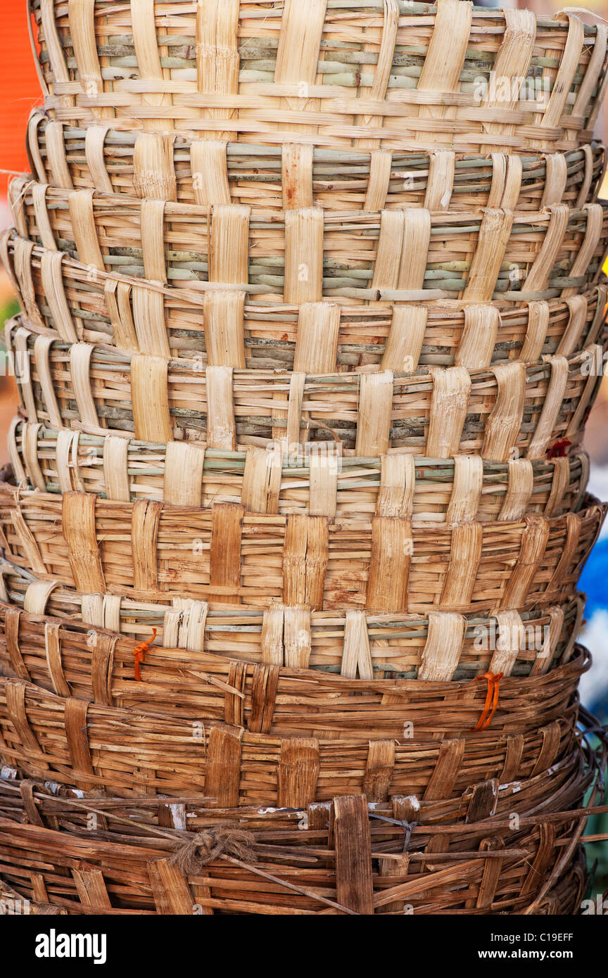 Des paniers faits main tissés indien motif utilisé pour prendre les légumes au marché. L'Andhra Pradesh, Inde Banque D'Images