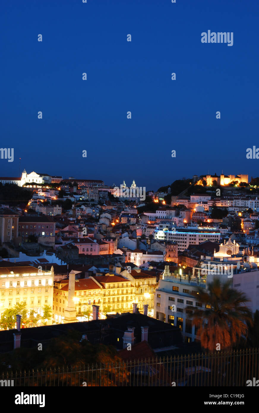 Beau paysage de nuit vue de Lisbonne (château de Sao Jorge, de la cathédrale et sur le Panthéon) Banque D'Images