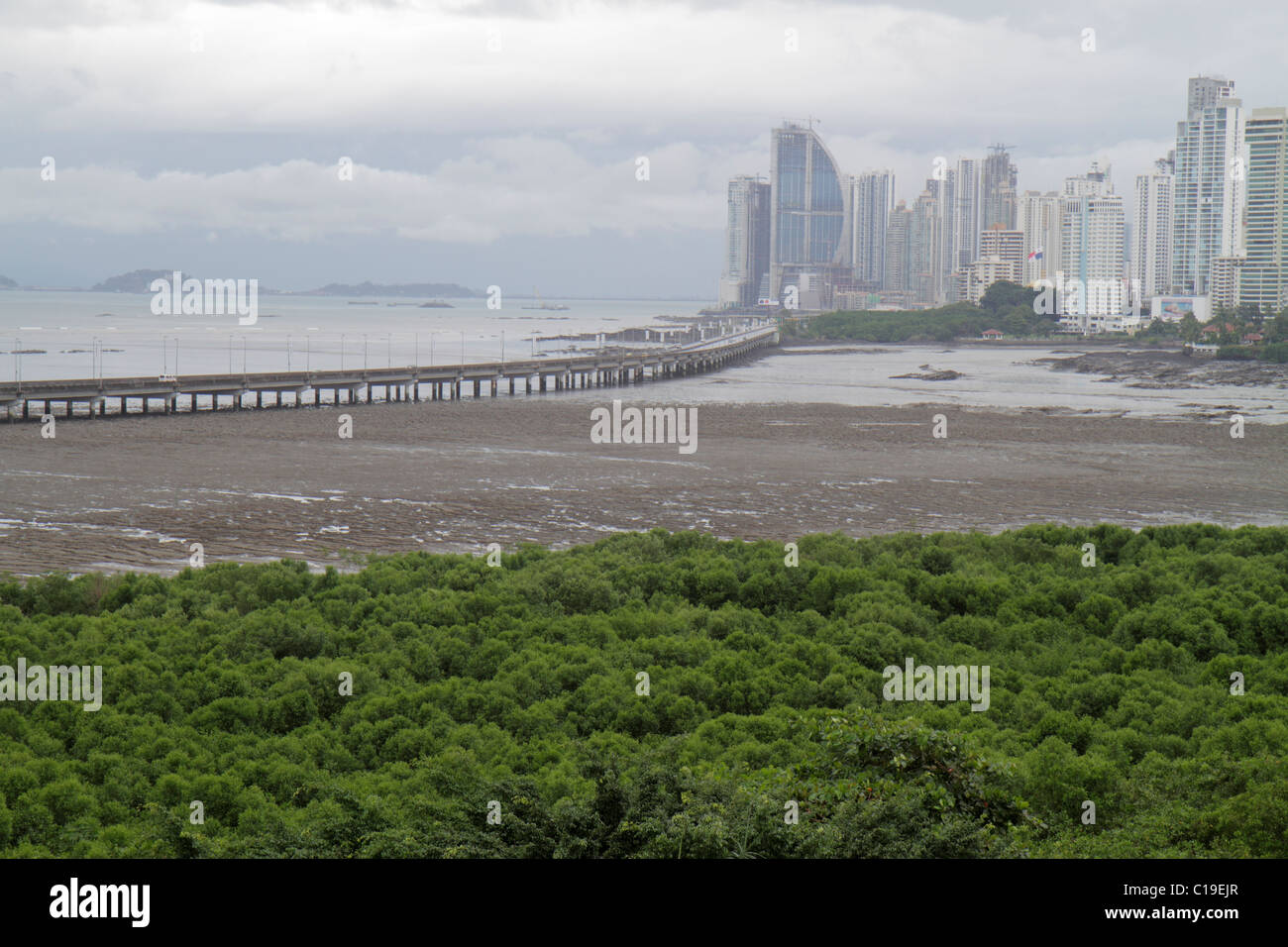 Panama,Latin,Amérique Centrale,Panama City,Bahia de Panama,Océan Pacifique,eau,Corredor sur,horizon,gratte-ciel,ville moderne,pont,appartements côtiers,végétatif Banque D'Images