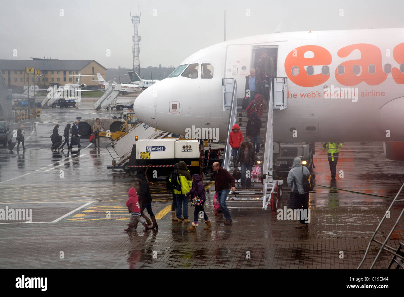 Passagers débarqués sur easyjet dimanche pluvieux à l'aéroport de Luton Banque D'Images