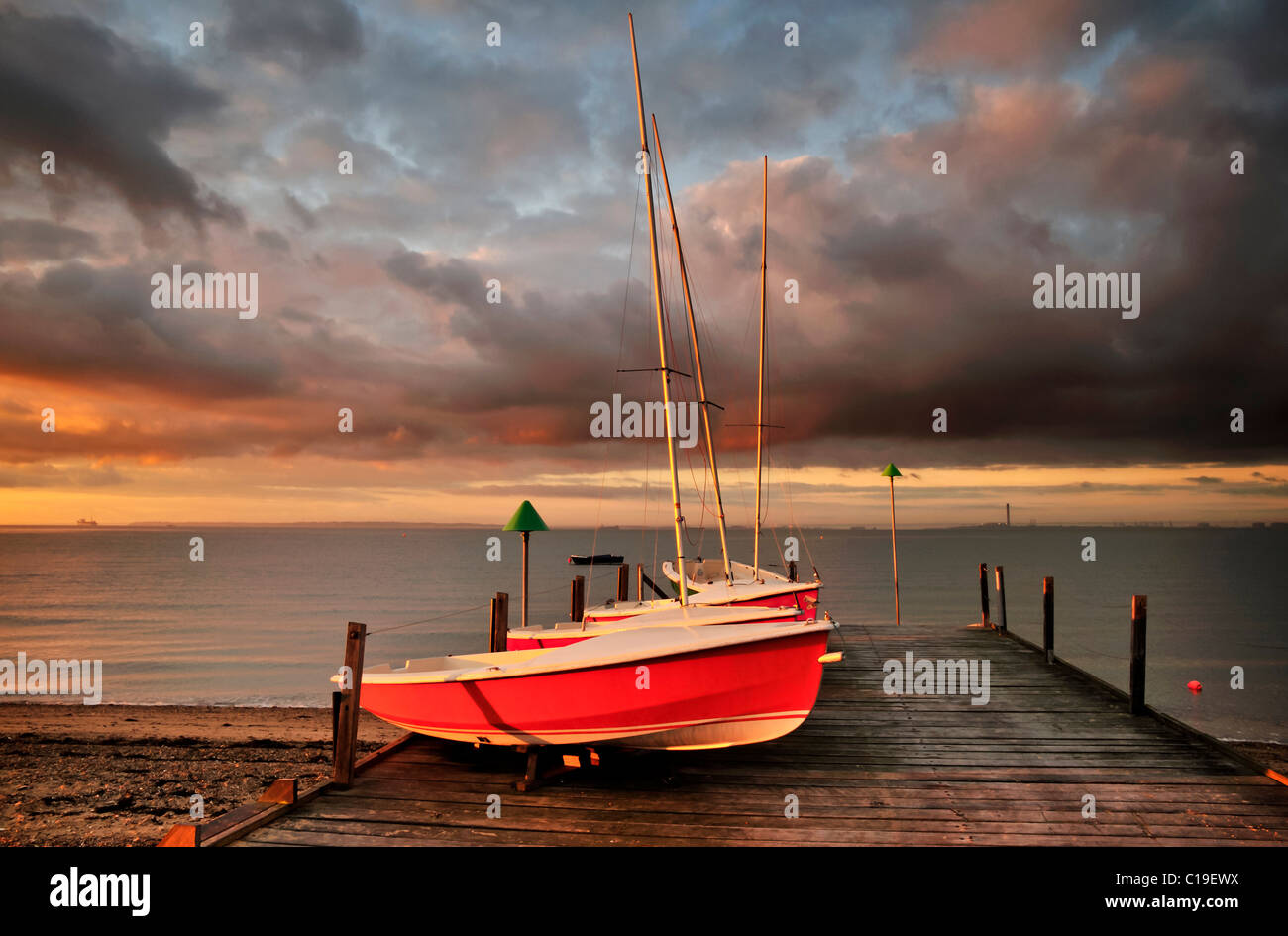 SOUTHEND-ON-SEA, ESSEX, Royaume-Uni - 04 SEPTEMBRE 2010 : bateaux rouges sur la jetée de Thorpe Bay Banque D'Images