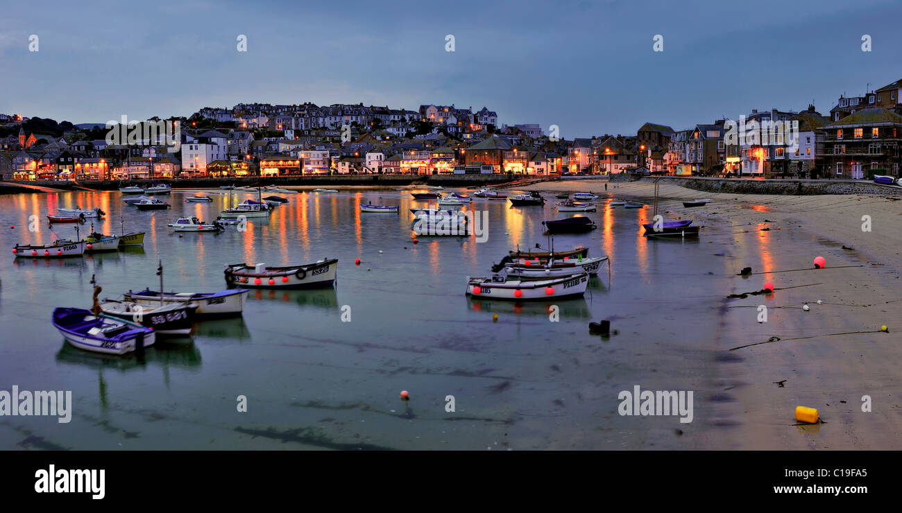 ST IVES, CORNWALL, Royaume-Uni - 09 JUIN 2009 : le port de Dusk. Angleterre, Royaume-Uni Banque D'Images