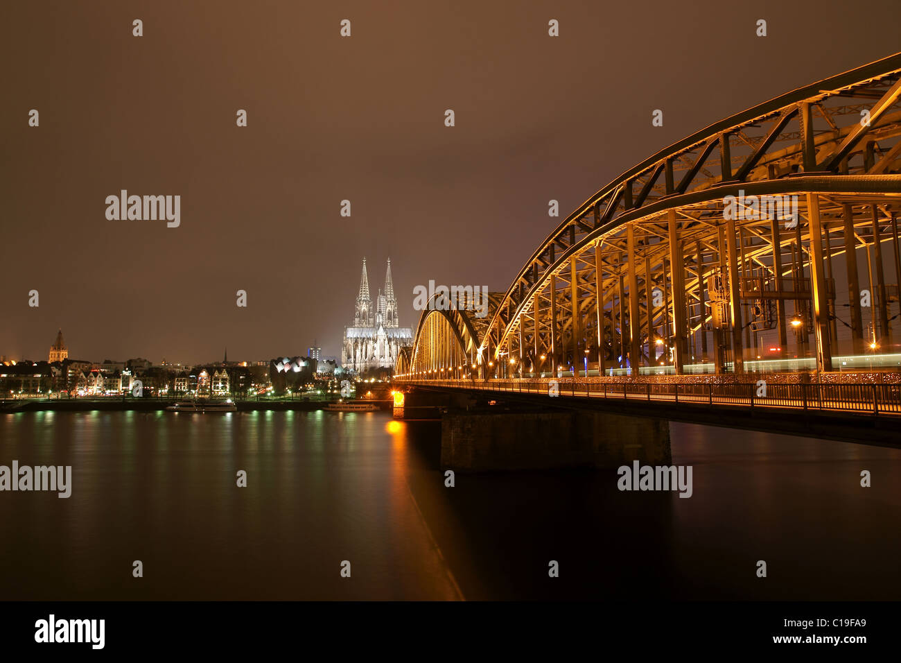 La cathédrale de Cologne avec pont Hohenzollern de nuit Banque D'Images