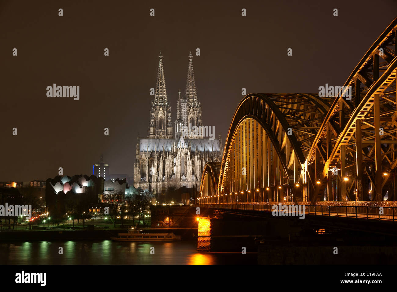 La cathédrale de Cologne avec pont Hohenzollern de nuit Banque D'Images
