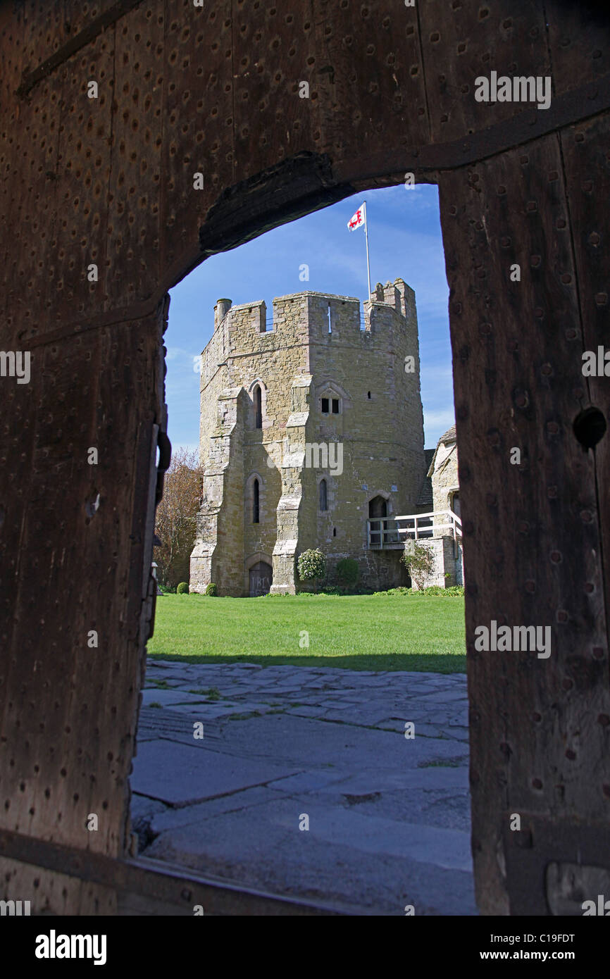 La tour Sud de Stokesay Castle à partir de l'entrée porte dans la porterie Shropshire, England, UK Banque D'Images