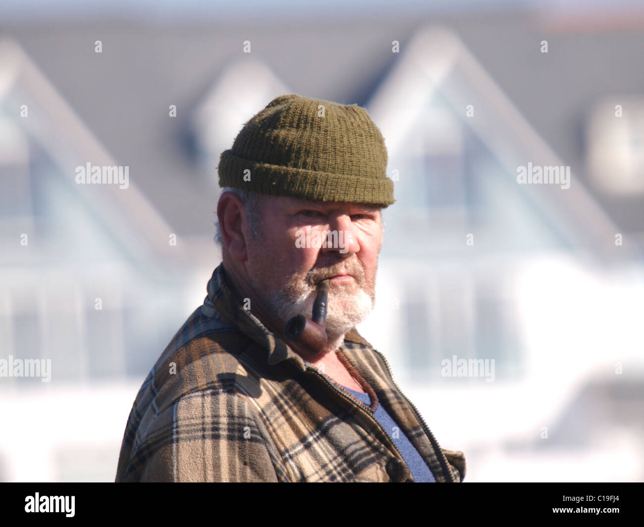 Grumpy Old man avec un tuyau, UK Banque D'Images