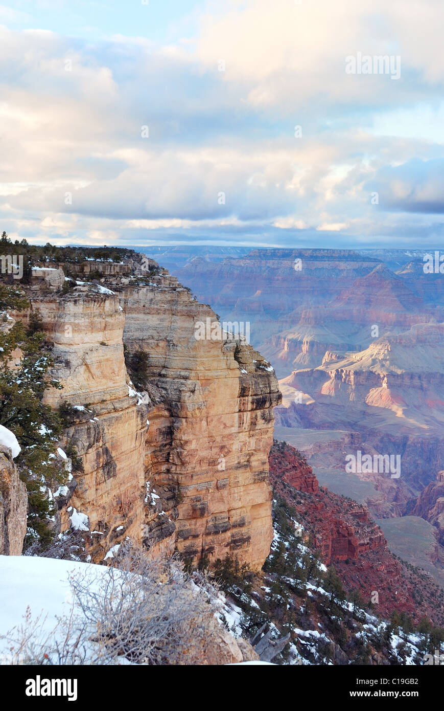 Grand Canyon vue panoramique en hiver avec la neige et le ciel bleu clair. Banque D'Images