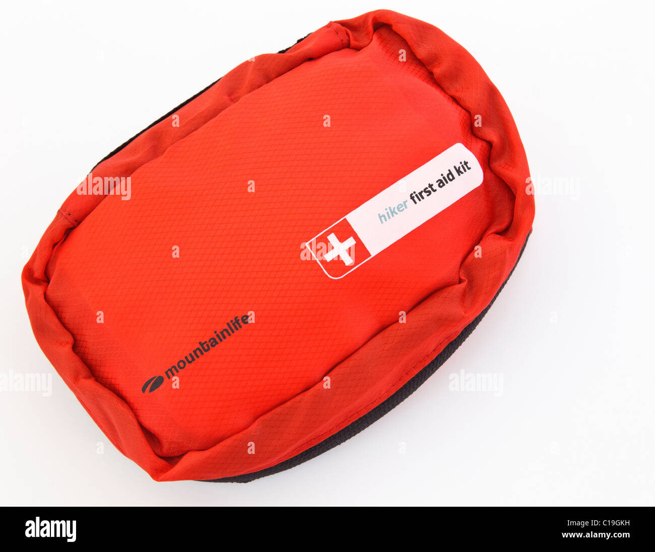Trousse de secours du randonneur dans un sac rouge isolé sur fond blanc. England UK Banque D'Images