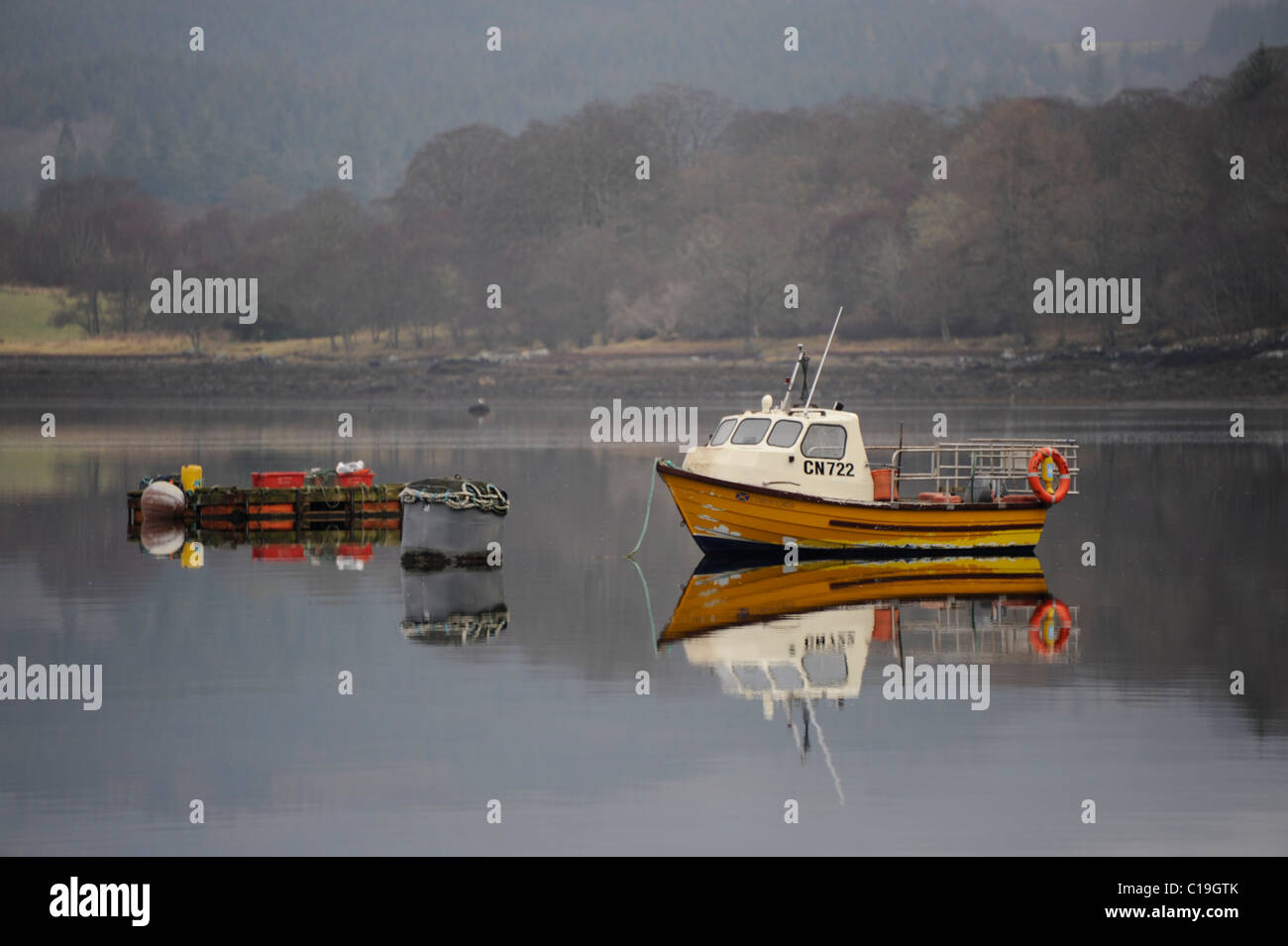 Petit bateau de pêche reflète dans l'eau du Loch Creran à Argyll & bute sur la côte ouest de l'Ecosse Banque D'Images