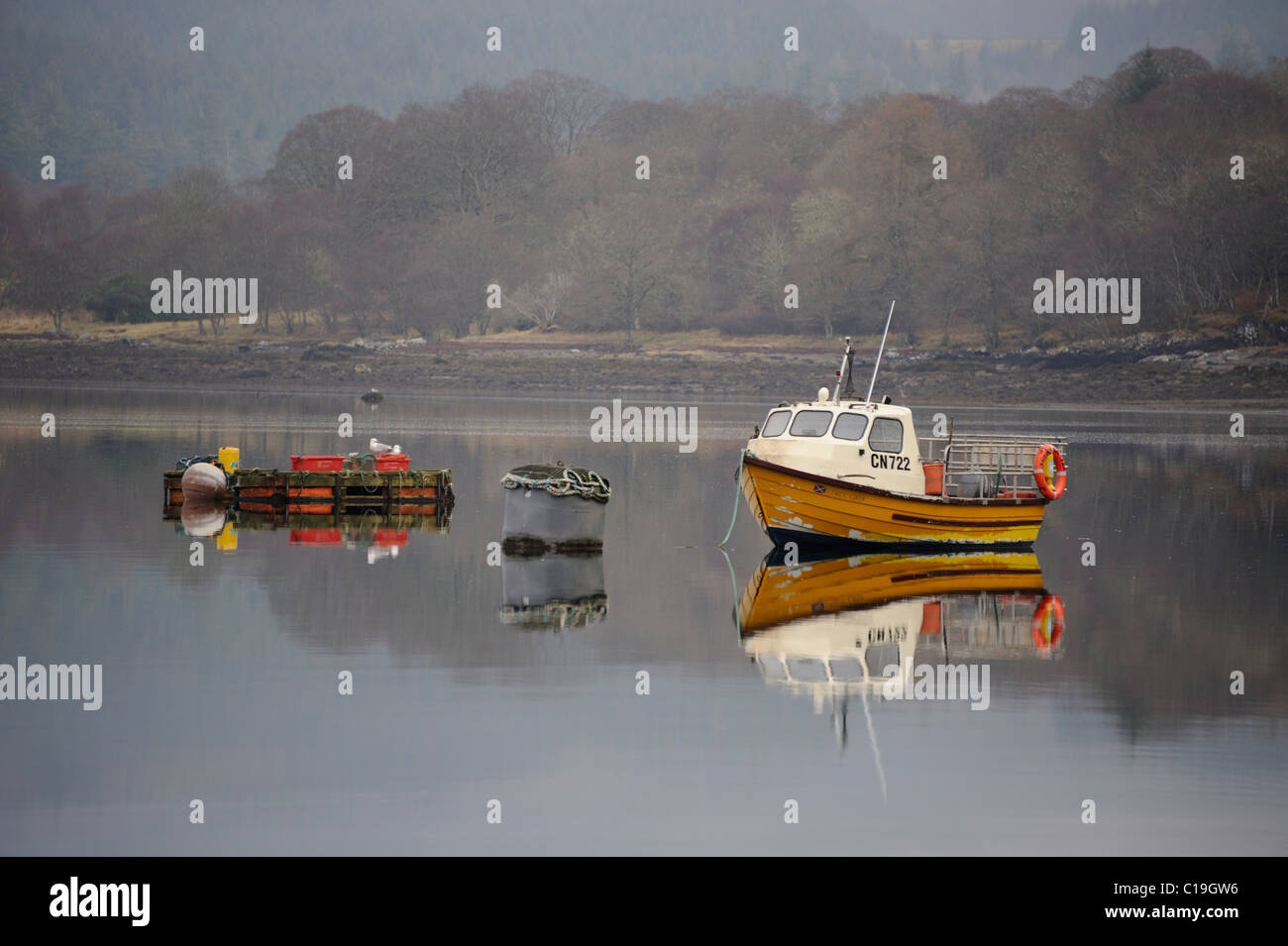 Petit bateau de pêche reflète dans l'eau du Loch Creran à Argyll & bute sur la côte ouest de l'Ecosse Banque D'Images