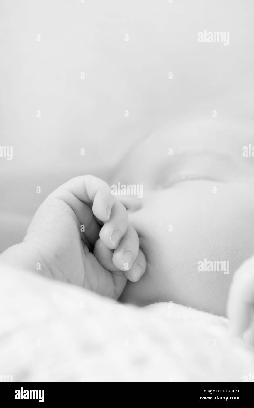 Détail coup de main par la bouche d'un nouveau-né âgé de 2 semaines à dormir Banque D'Images