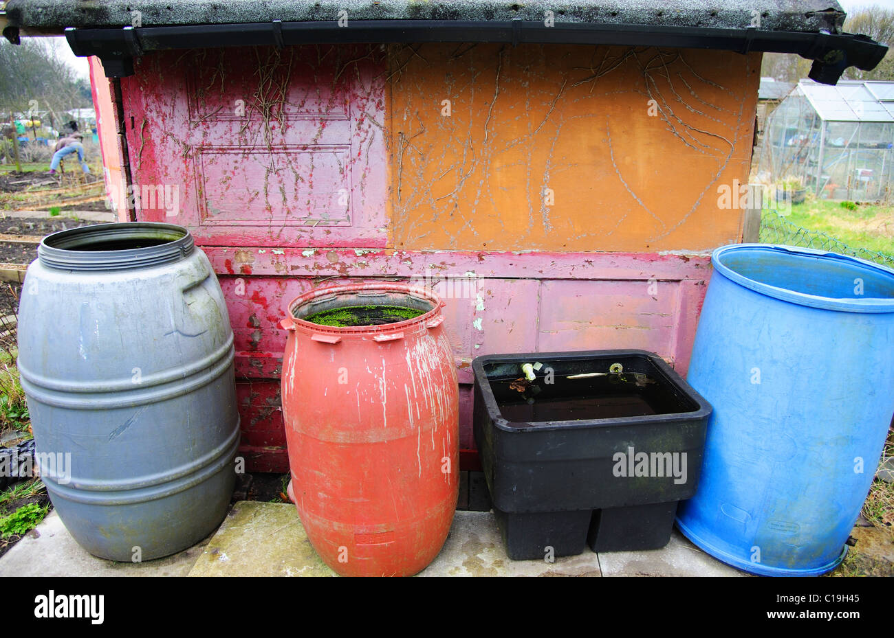 Mégots de l'eau sur un allotissement site enregistrer l'eau de pluie qui ruissellent sur le toit en appentis. Banque D'Images