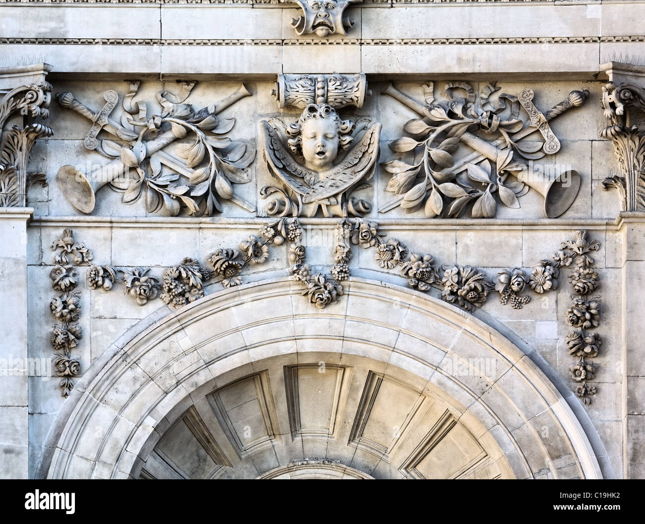 Perle sculpture décorative de chérubin et les cornes au-dessus de festons une fenêtre de la cathédrale St Paul à Londres Banque D'Images