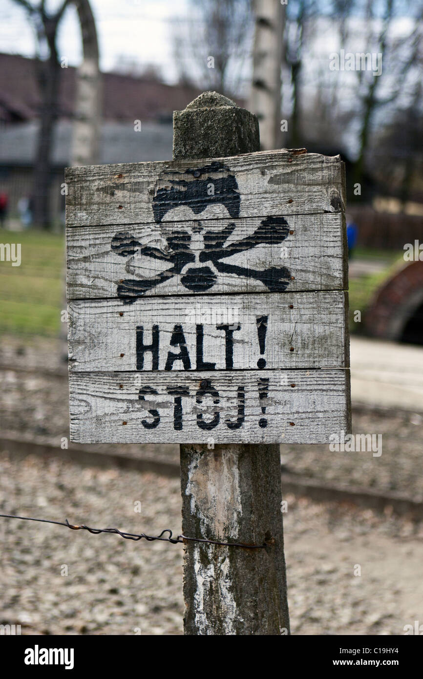 Arrêter Stoj signer d'Auschwitz-Birkenau, en Pologne. Banque D'Images