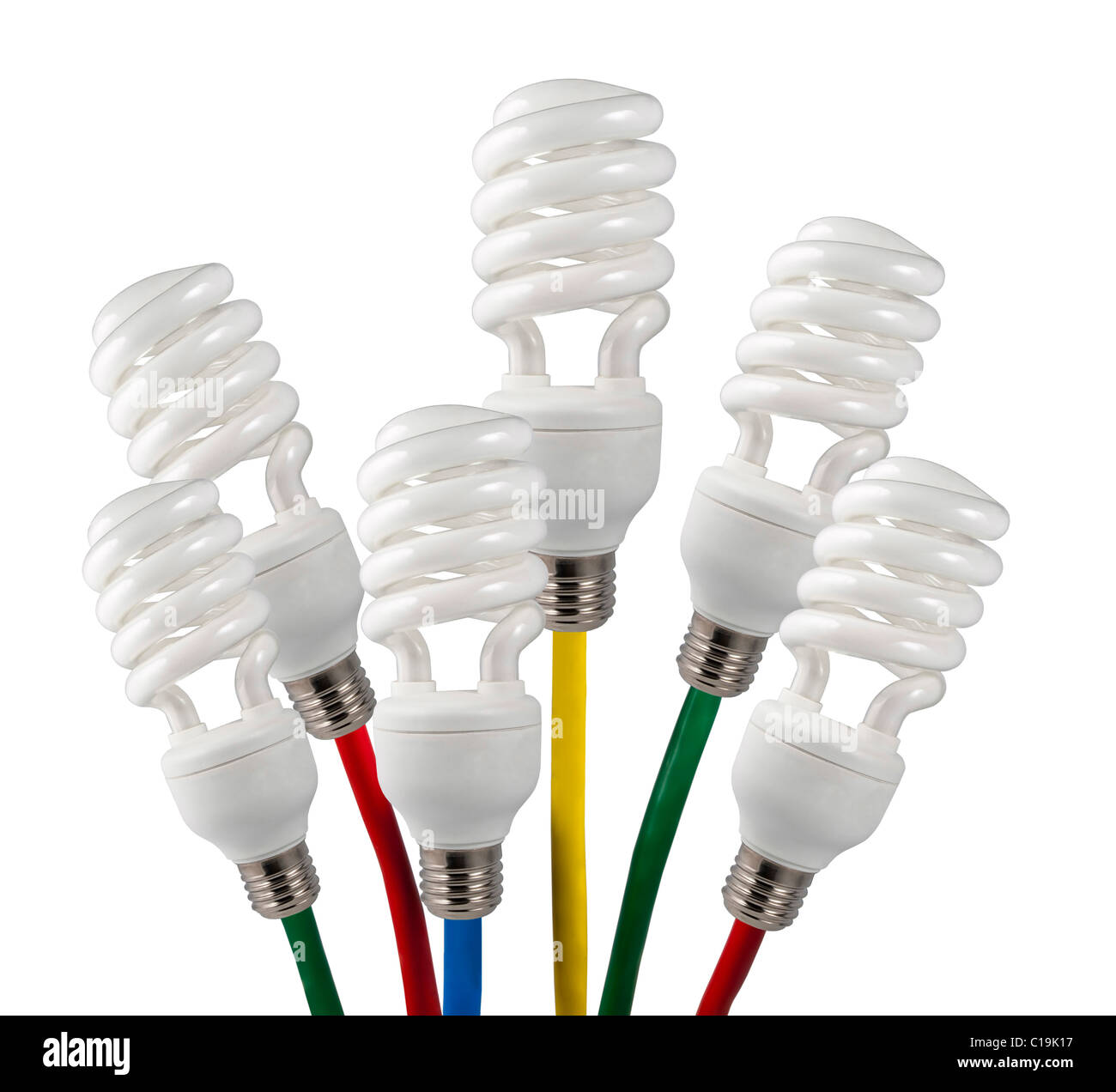 Ampoules à économie d'attachés à des câbles colorés isolé sur fond blanc Banque D'Images