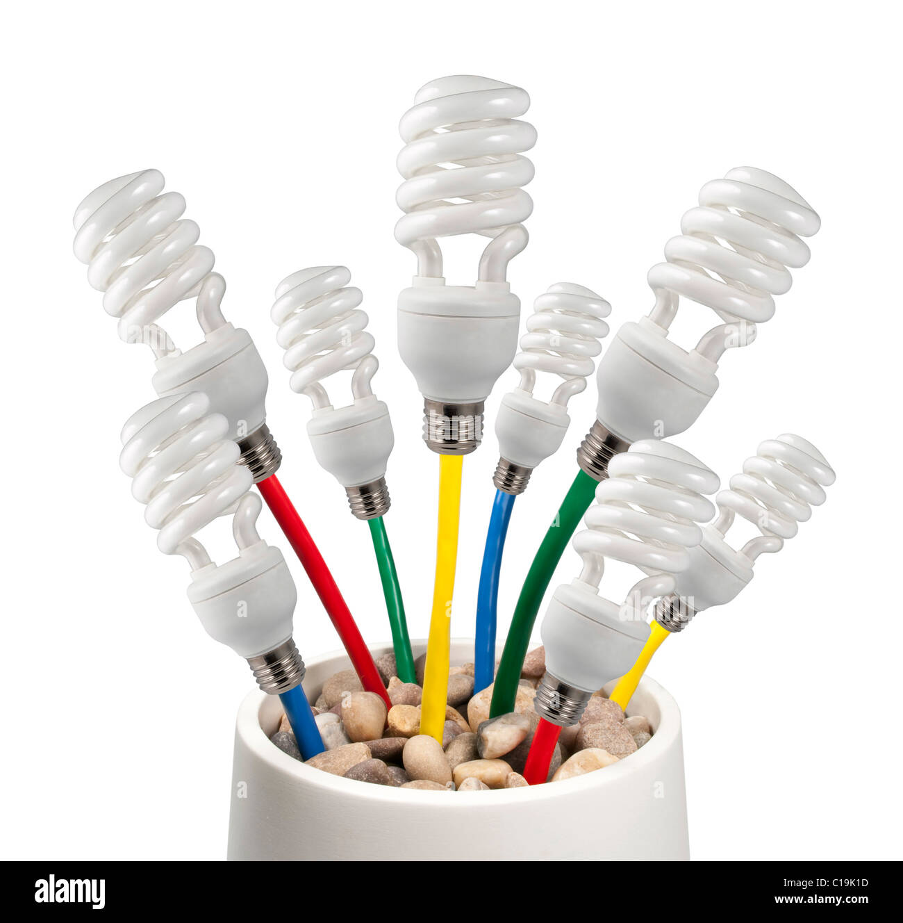 Ampoule économie d'attachés à des câbles de couleur de plus en plus le pot avec des pierres isolé sur fond blanc Banque D'Images