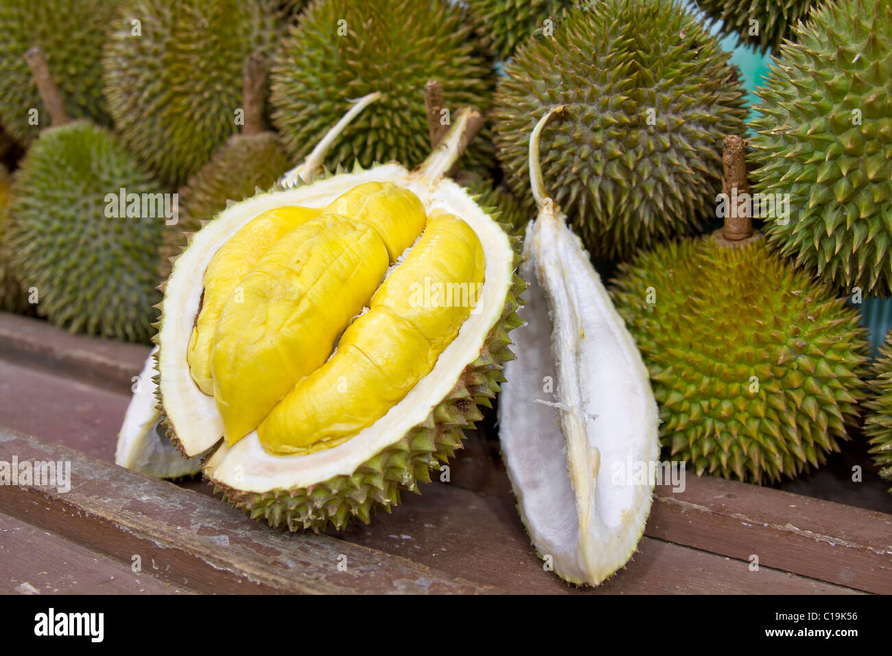 Durian ouvert dans affichage avec chair jaune sur le stand de fruits en pays tropical 2 Banque D'Images