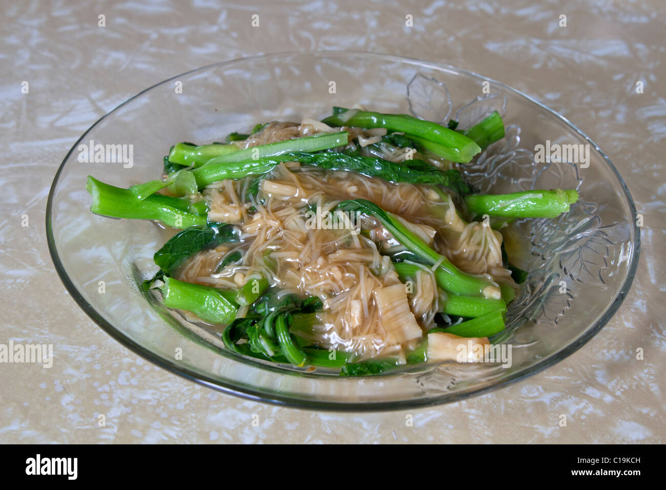 Légumes verts chinois avec la sauce 2 pétoncles séchées Banque D'Images