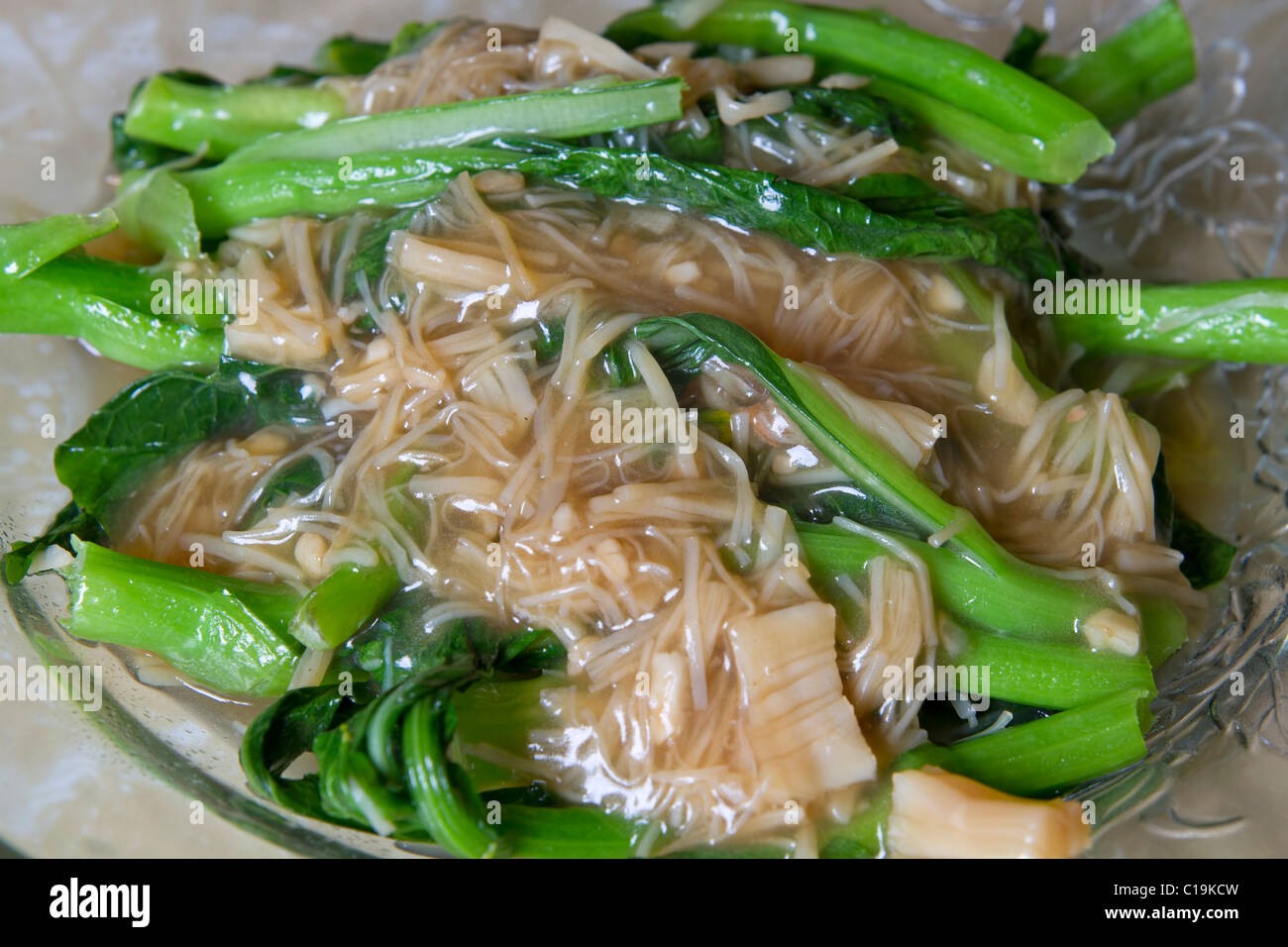 Légumes verts chinois avec Sauce Pétoncles séchées Banque D'Images