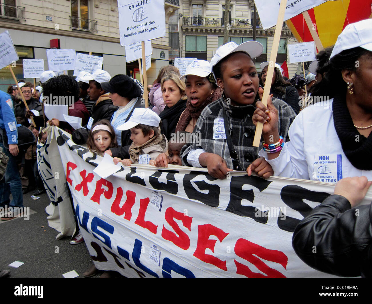 Paris, France, ONG française, rassemblement de Français et d'Africains protestant contre les expulsions forcées de logements, femmes marchant avec protestation bannière dans la rue, protestation familiale, protestation des immigrants, famille des immigrants [Terre] [Africain] Banque D'Images