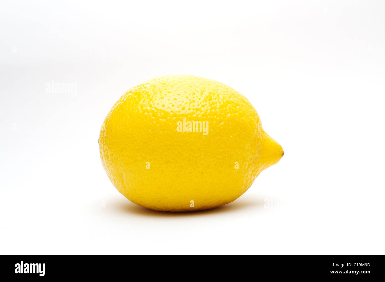 Un seul citron dans un high-key tout blanc mis en place. Banque D'Images