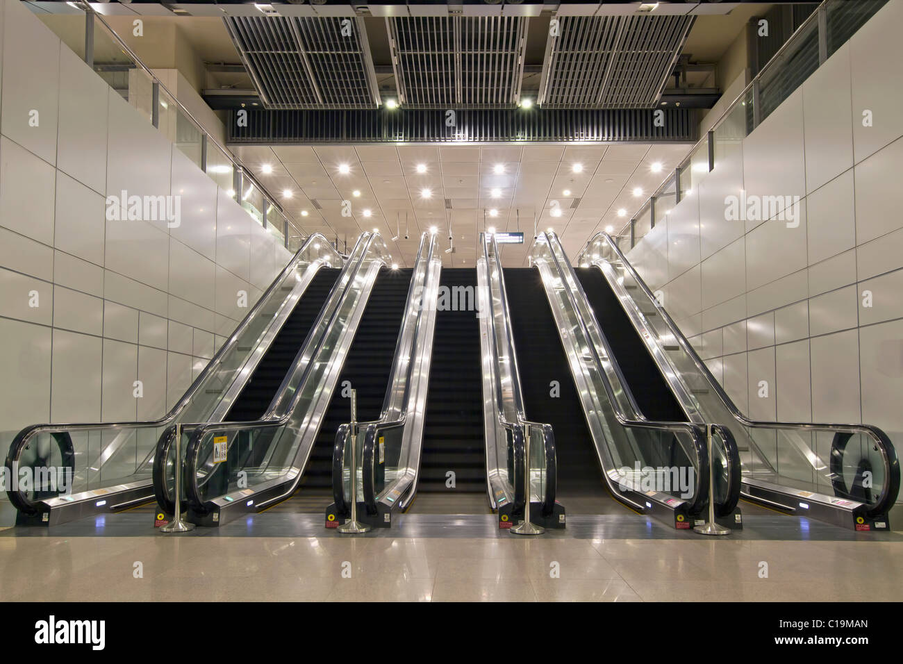 Escaliers mécaniques de tunnel souterrain de Gare Banque D'Images