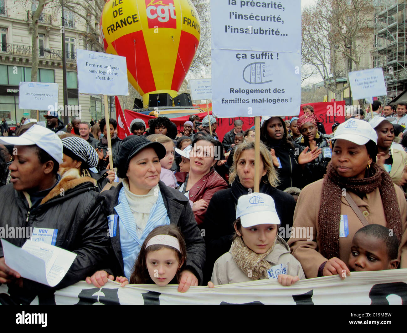 Paris, France, ONG française, manifestations contre les expulsions forcées de logements, foule de familles africaines avec des enfants marchant avec des affiches de protestation française dans la rue, amis ethniques mixtes en plein air ville, manifestations d'immigrants, journaux Banque D'Images