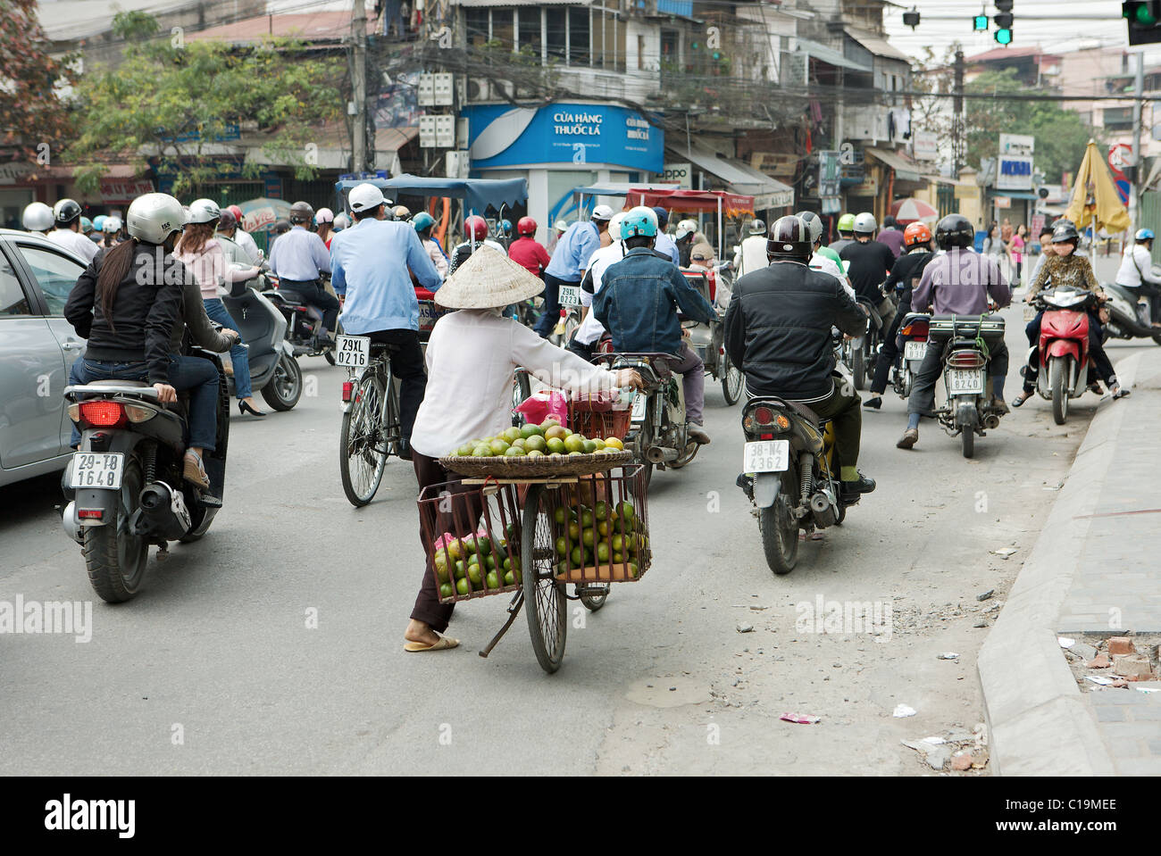 Transport à deux roues obstrue les rues de Hanoi, Vietnam Banque D'Images