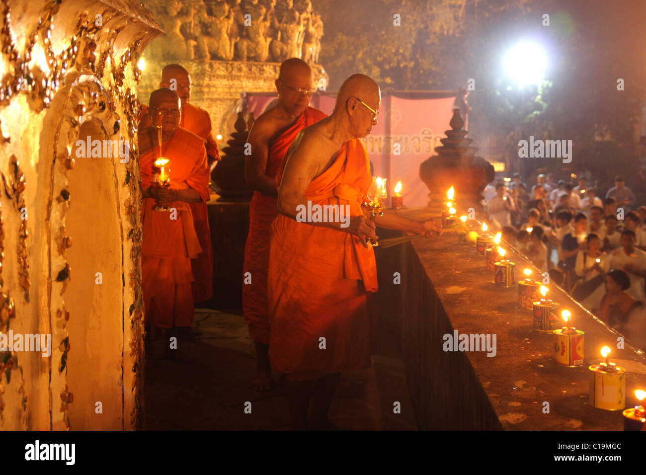 Les moines bouddhistes thaïlandais fête Magha Puja offrir des prières jour Banque D'Images