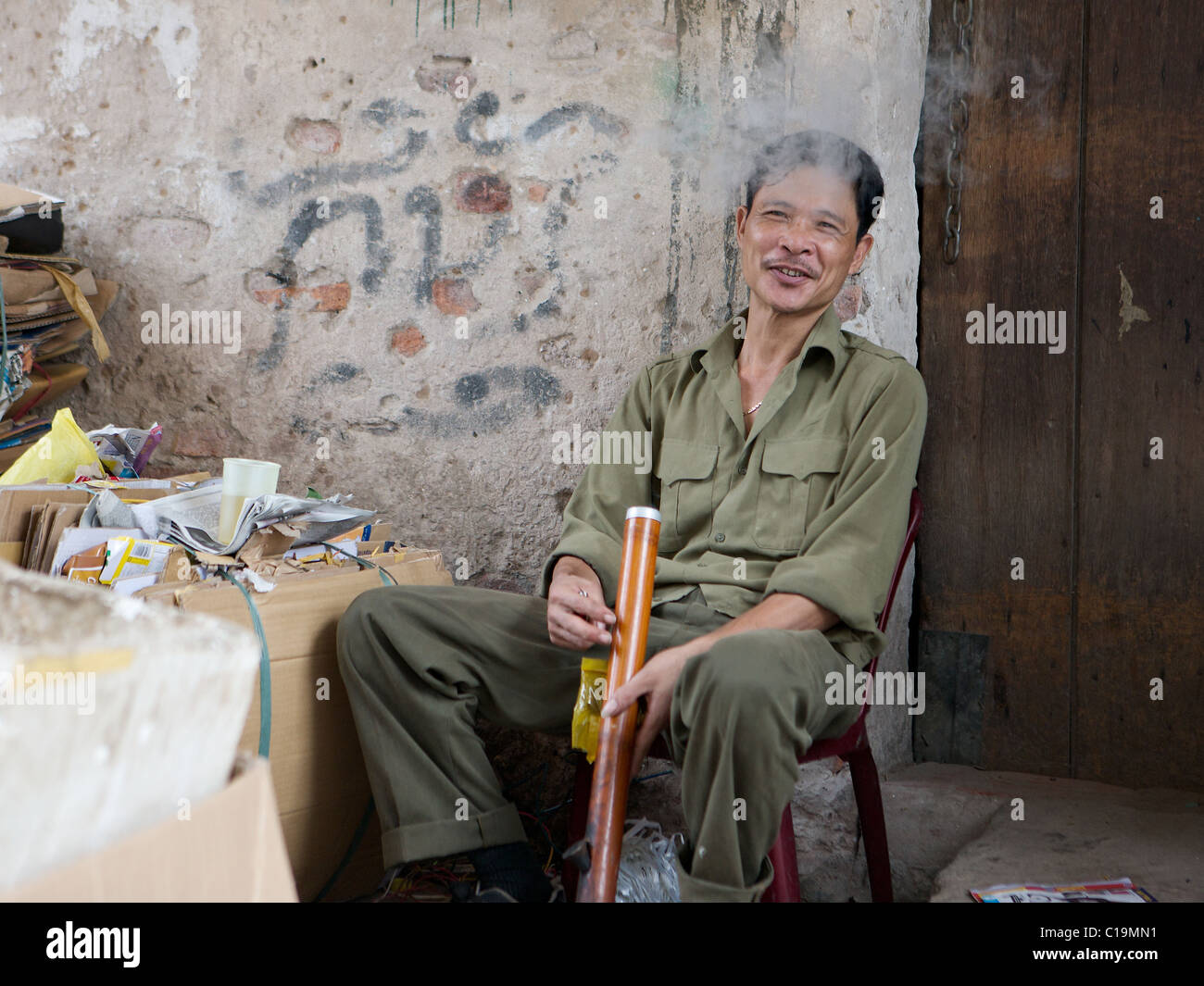 Vietnamese man smoking tobacco pipe Banque de photographies et d’images ...