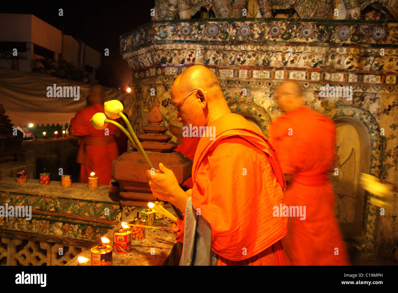 Les moines bouddhistes thaïlandais fête Magha Puja offrir des prières jour Banque D'Images