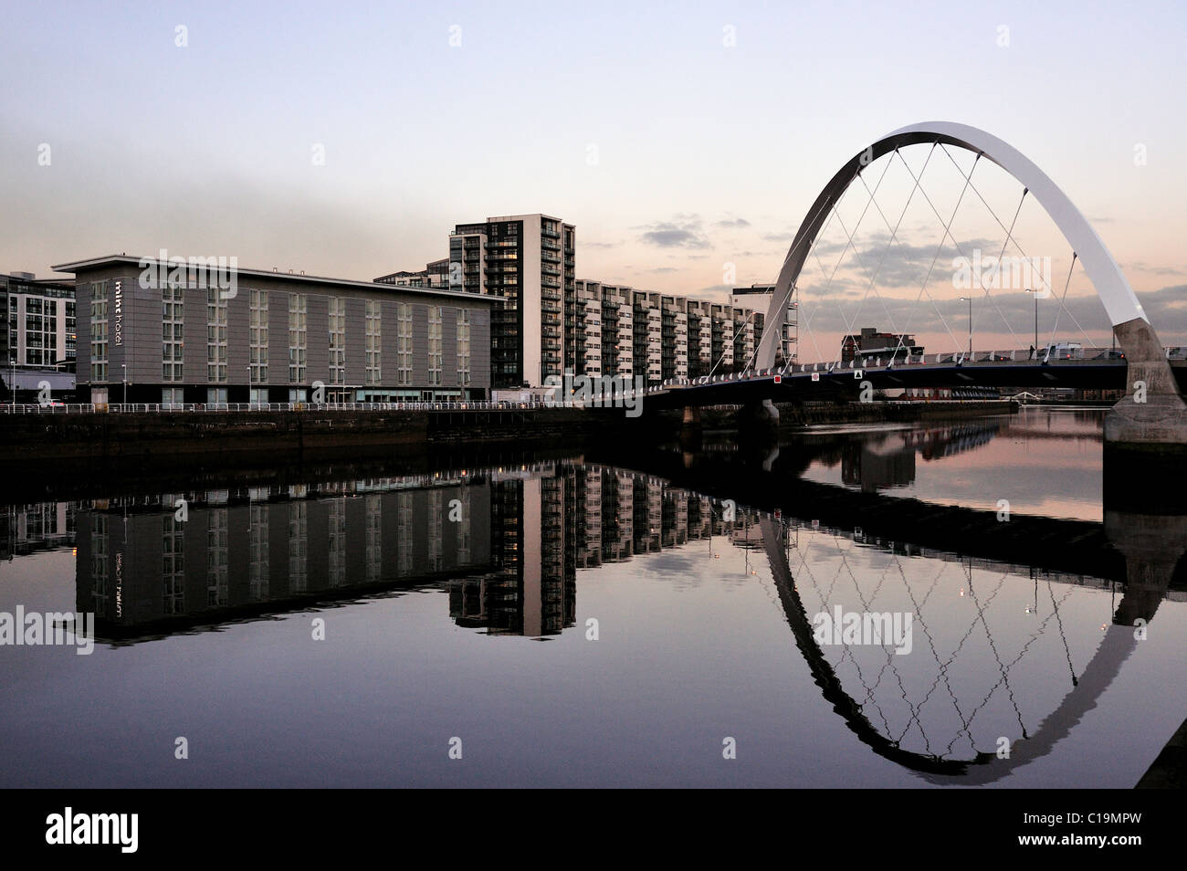 En regardant vers l'Arc Clyde Finnieston, reflétée dans la rivière Clyde alors que la nuit tombe sur Glasgow Banque D'Images