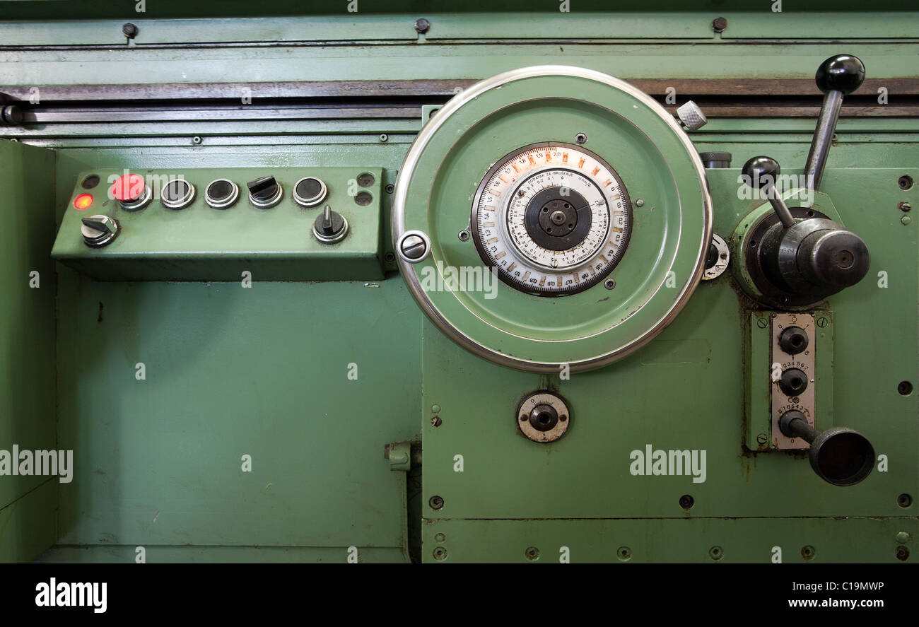 Vieille machine verte pour la production d'outils et pièces semblables pour  d'autres machines Photo Stock - Alamy