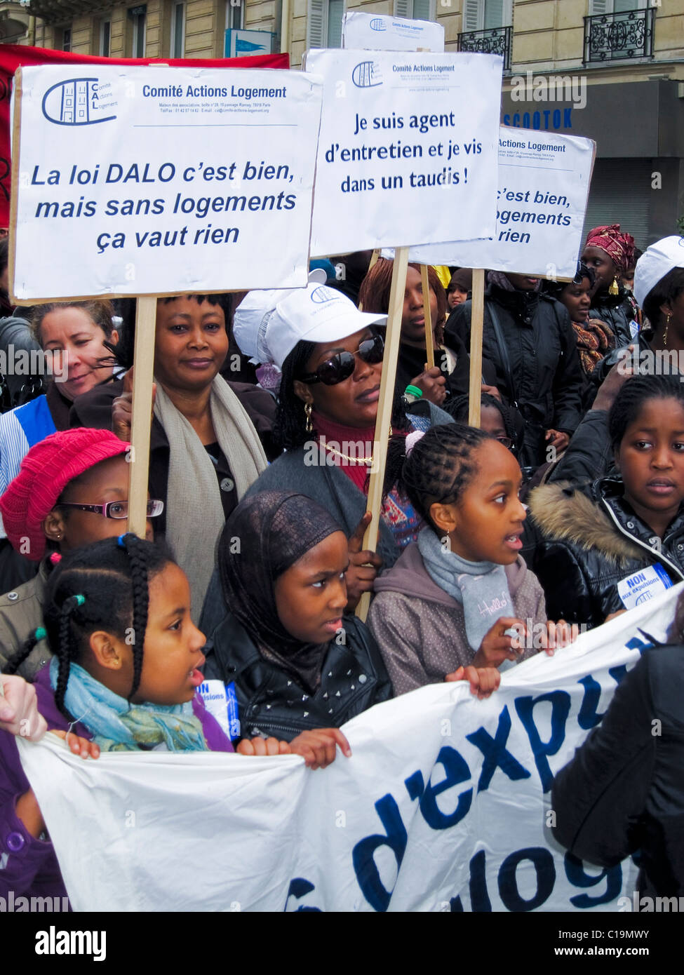 Paris, France, immigrants africains, en marche à D.A.L. Manifestation protestant contre les expulsions forcées de logements, Family with Children, tenue d'affiches de protestation française dans la rue, famille multigénérationnelle Banque D'Images