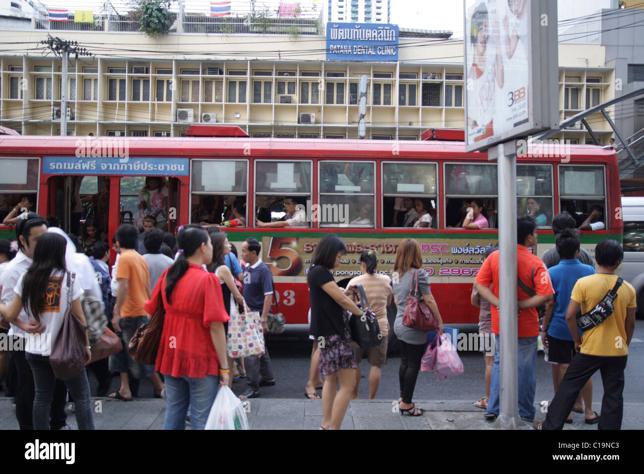 Les personnes en attente de zone Phatunam nera bus à Bangkok Banque D'Images